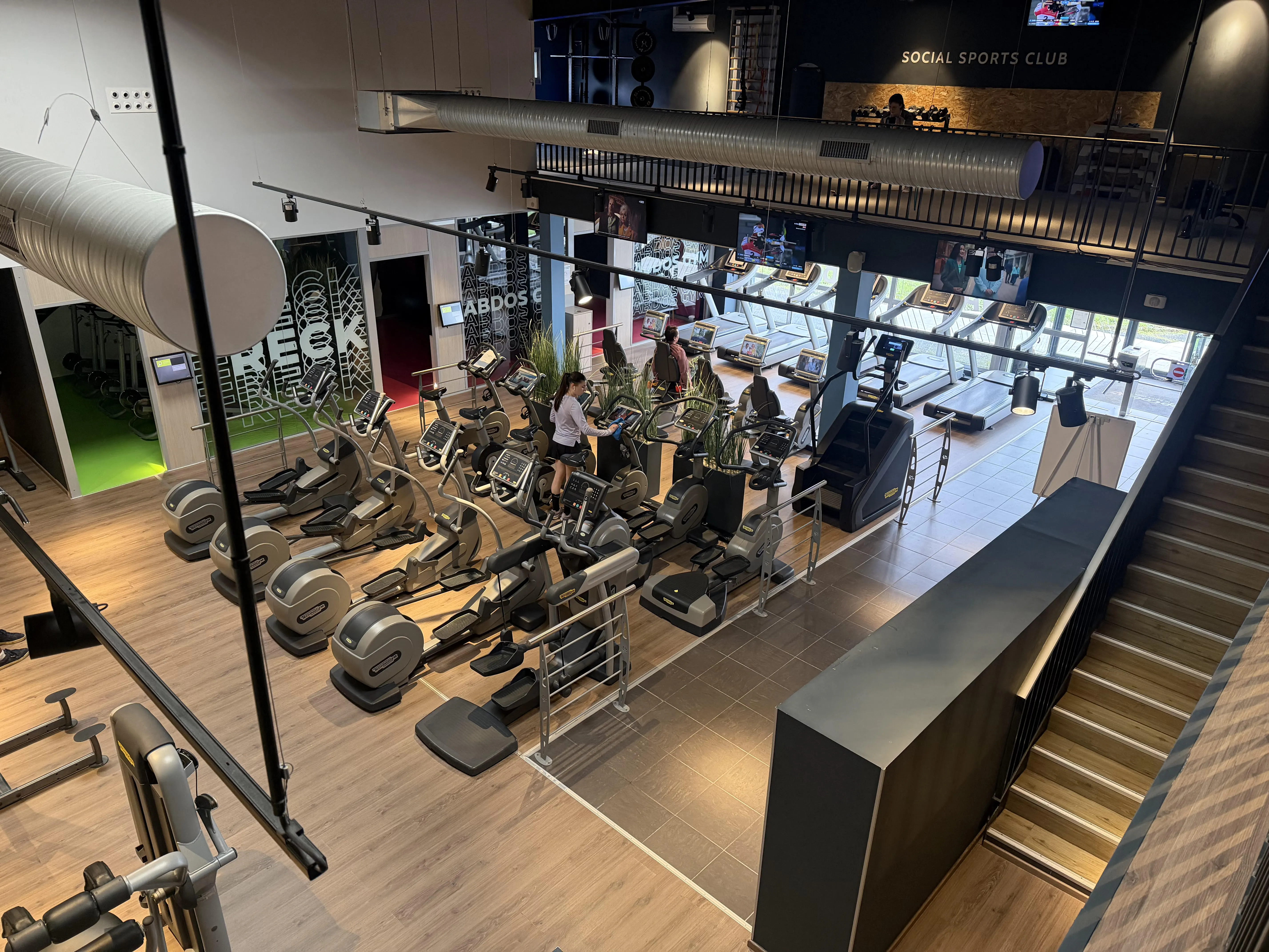 Salle Keepcool équipée de vélos cardio et machines musculation, espace coaching et cours collectifs.