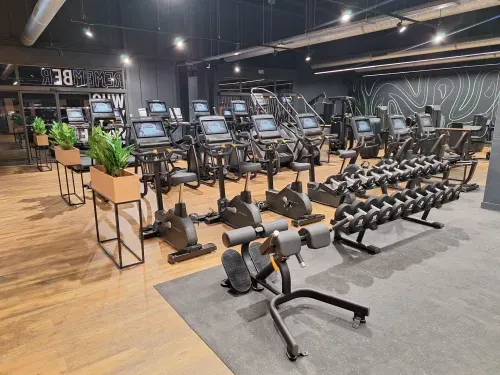 Salle Keepcool Saint-Cyprien équipée de machines cardio et musculation, espaces dédiés coaching et entraînement.