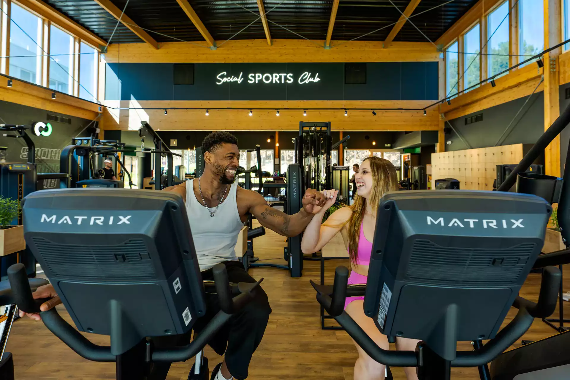 Adhérent dans le vestiaire ou sur une machine de musculation