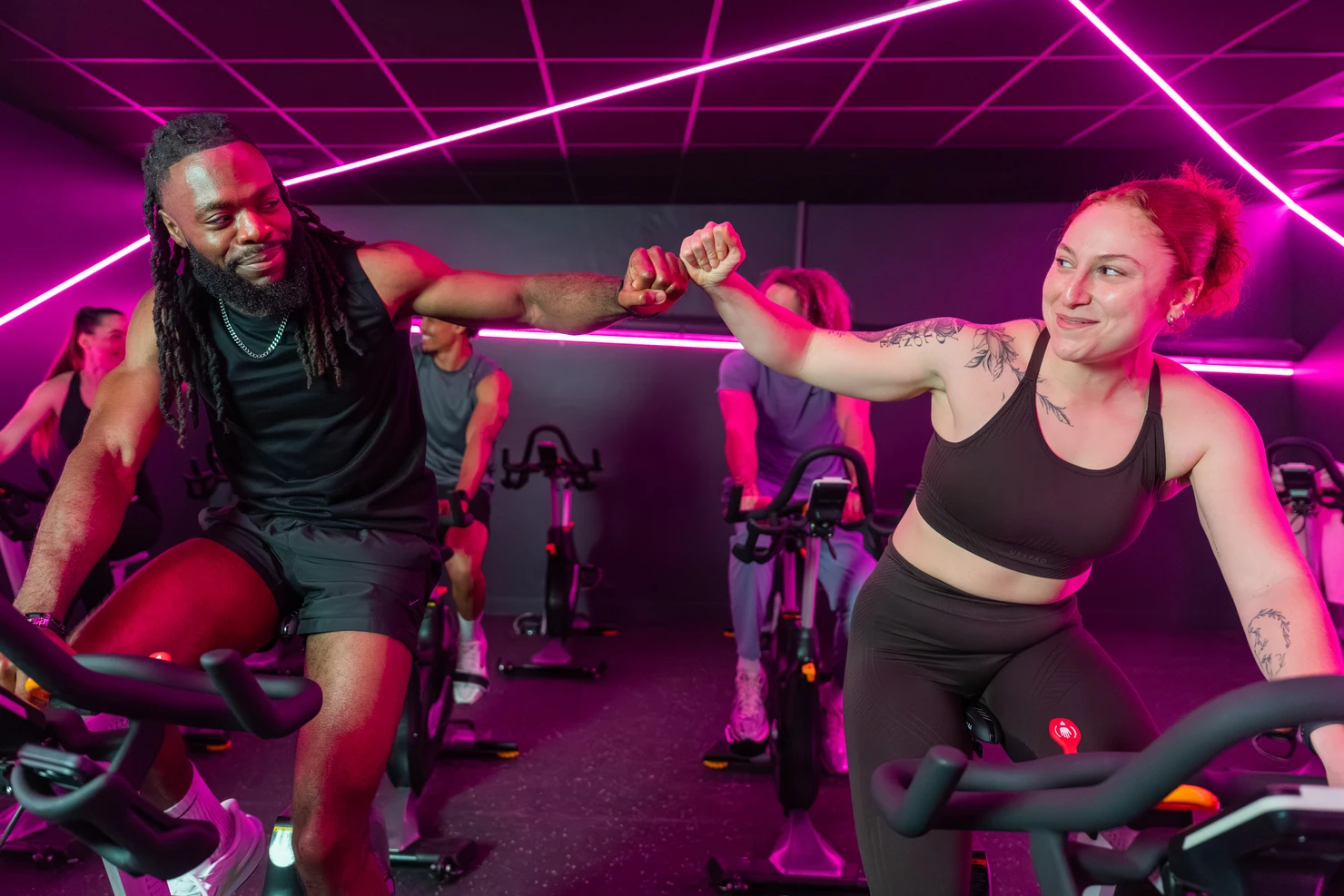 Routine sportive régulière et accessible dans une salle Keepcool