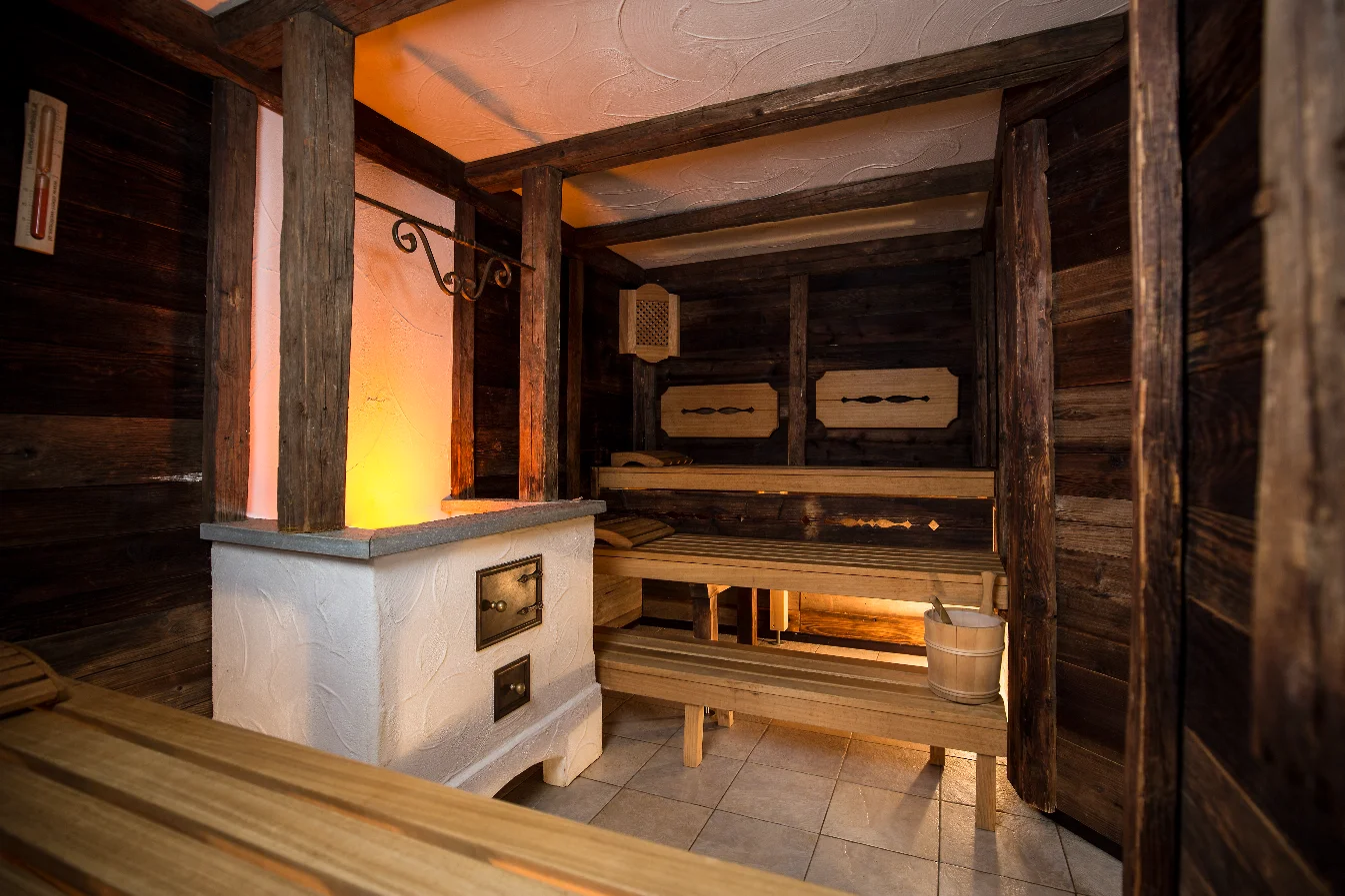 Jägerhof traditional Finnish sauna room in the Mayrhofen wellness area.