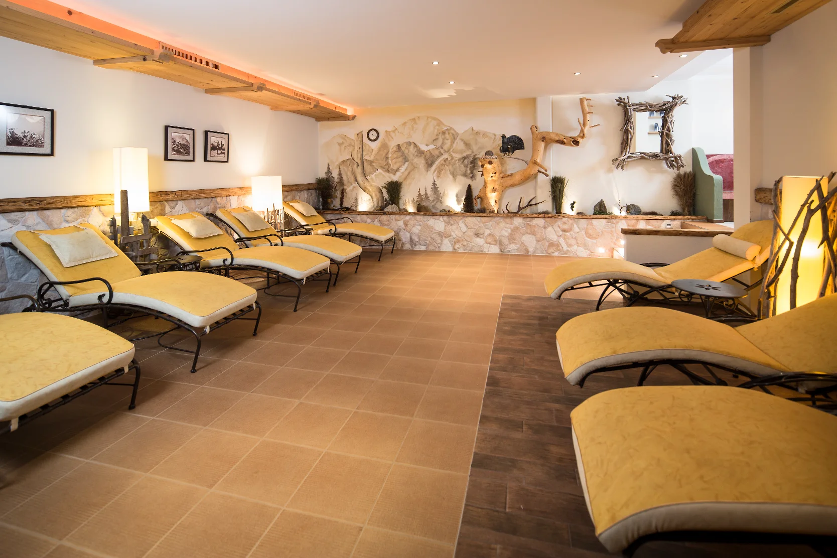 Jägerhof spa relaxation room with loungers at the Mayrhofen hotel.