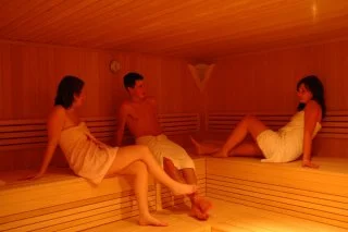 Eckartauerhof guests relaxing in the sauna at the Mayrhofen Saunawelt.