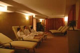 Eckartauerhof spa relaxation chairs room at the Mayrhofen hotel Saunawelt.