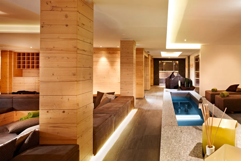 Huber's Boutique wooden lounge with pool at the Michelin Guide Mayrhofen hotel.