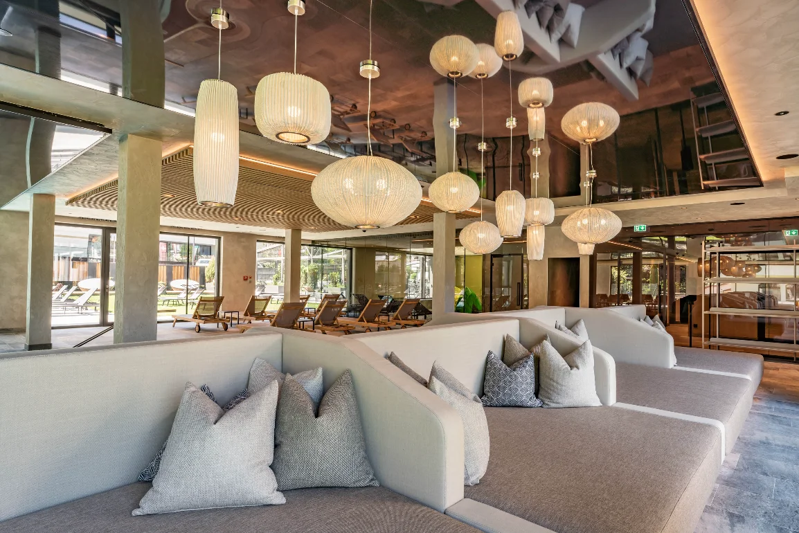 Berghof modern lounge with hanging lamps at the Mayrhofen four-star hotel.