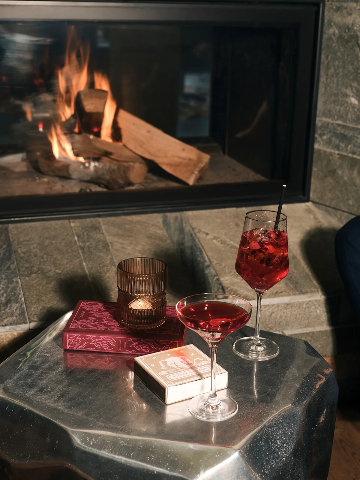 Huber's Boutique fireplace with cocktails and evening relaxation at the Mayrhofen hotel.