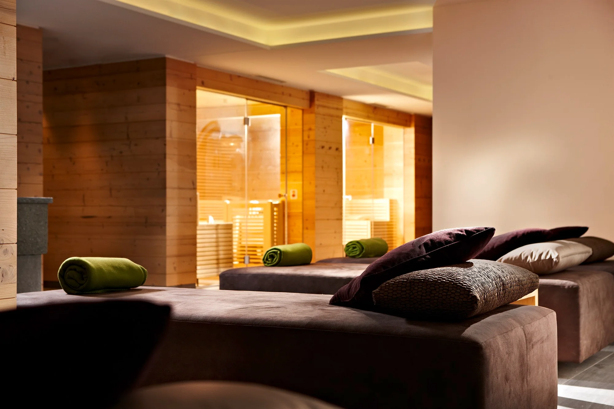 Huber's Boutique spa relaxation room with towels at the Mayrhofen Michelin Guide hotel.