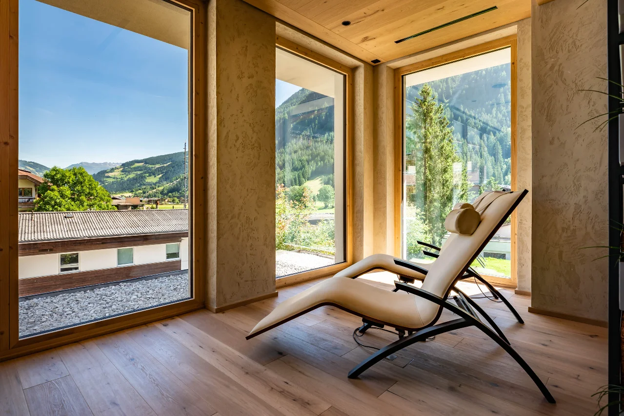 Berghof modern chill-out room with mountain view at the Mayrhofen hotel.