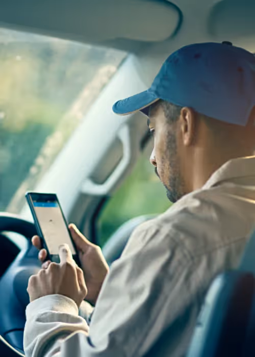 Image of a driver distracted driving