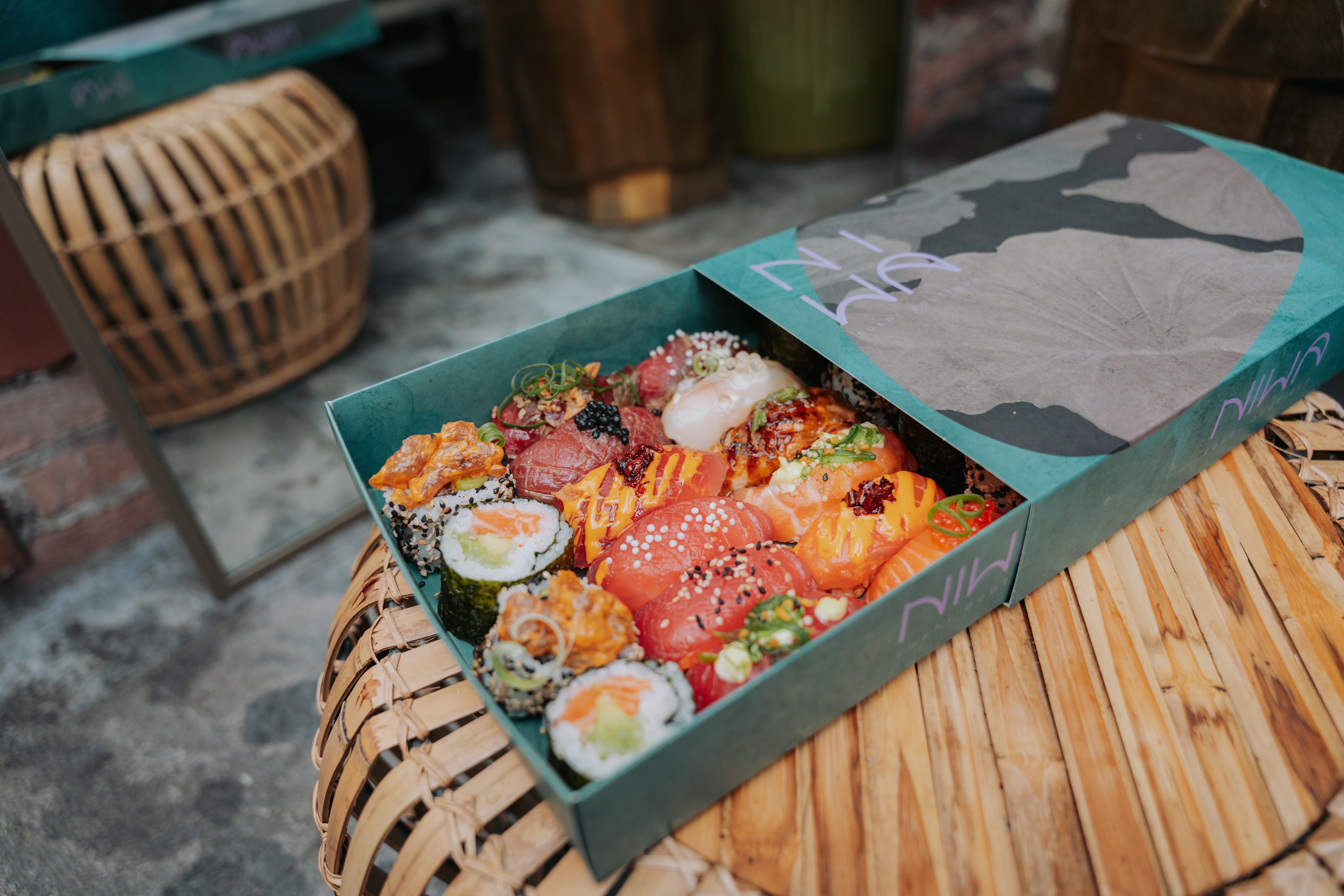 NIWA Gift Box, geopend, gevuld met nigiri en maki