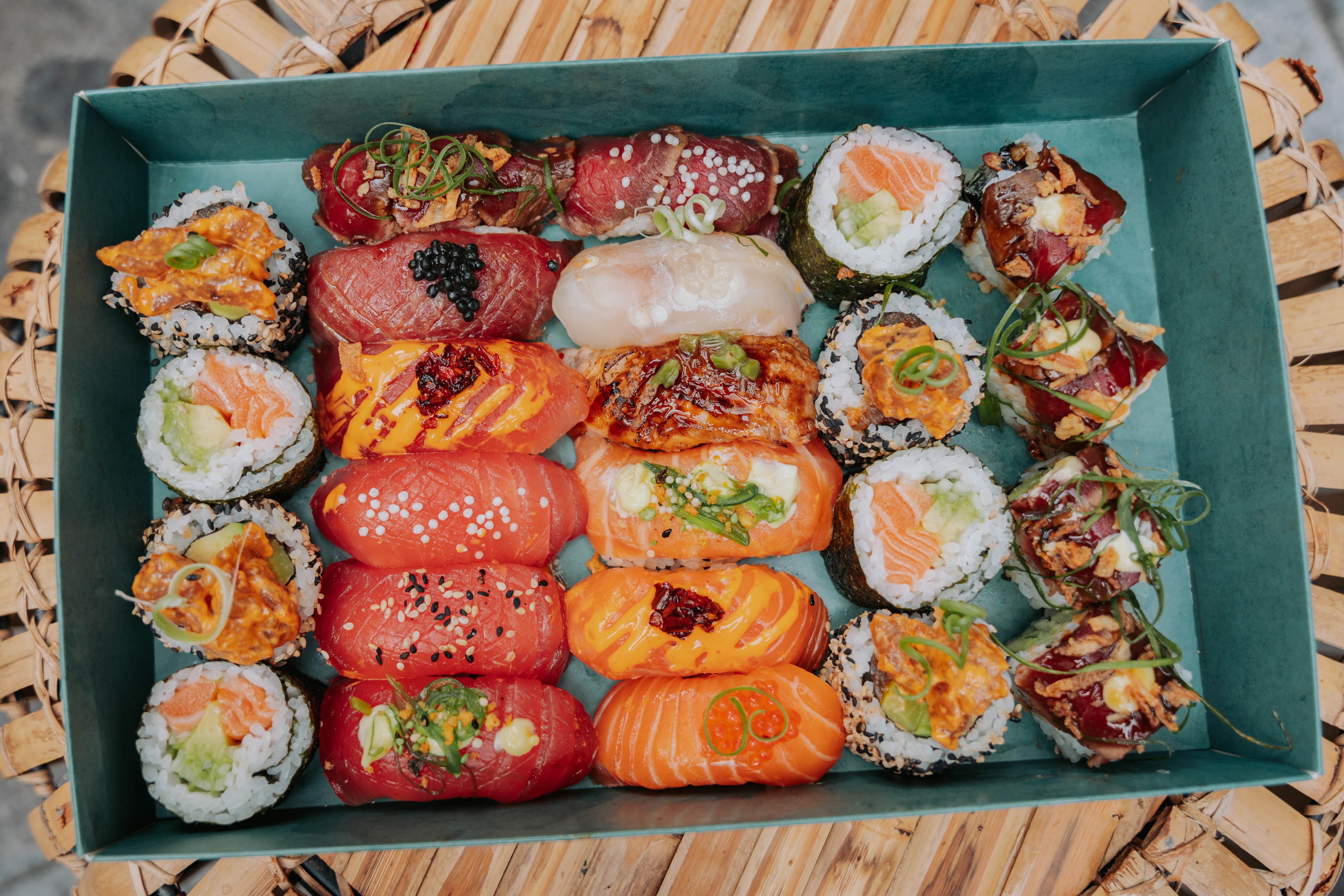 NIWA Gift Box van bovenaf met nigiri, maki en rolls