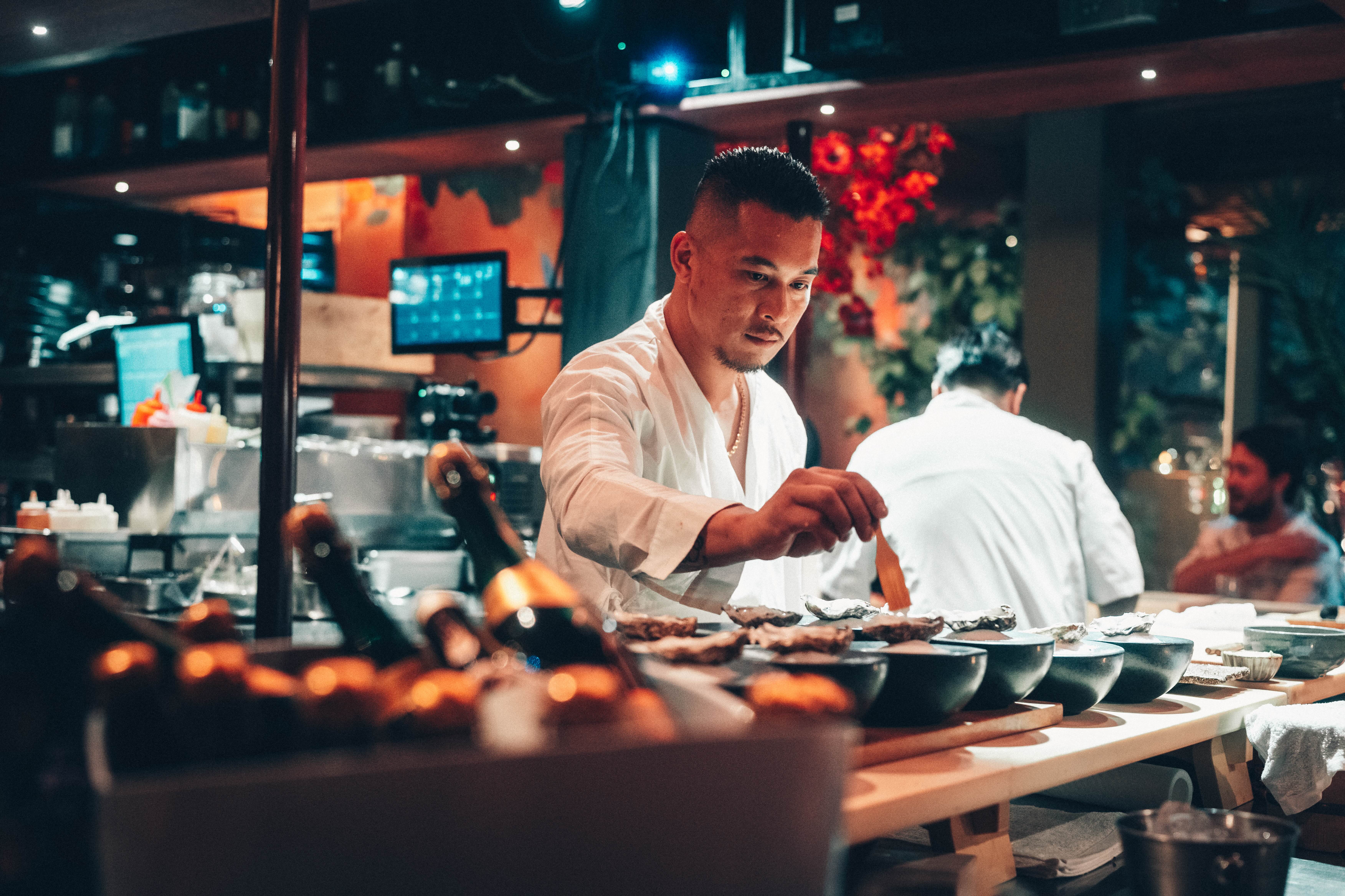 Chef Ken-san geconcentreerd aan het werk