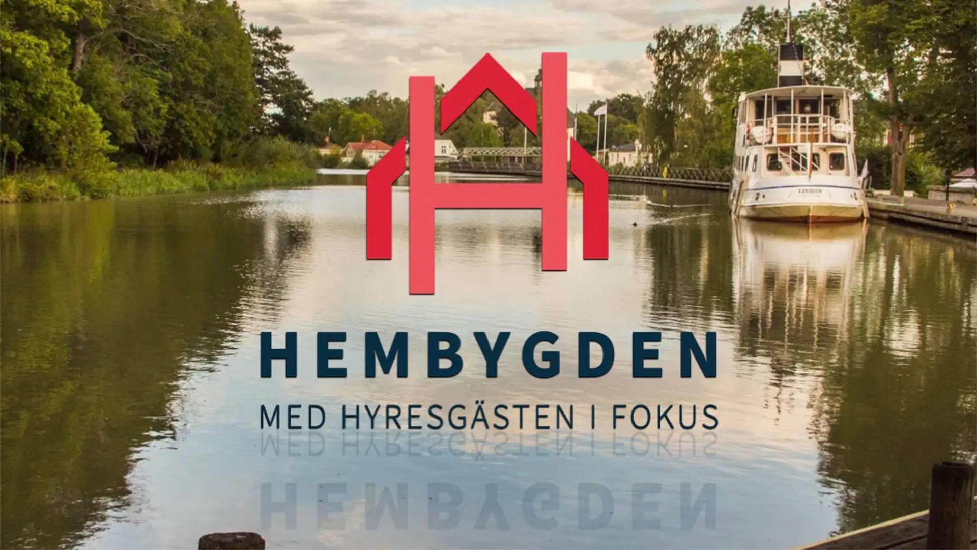 Bild på å i Norrköping, med Hembygdens logotyp över.