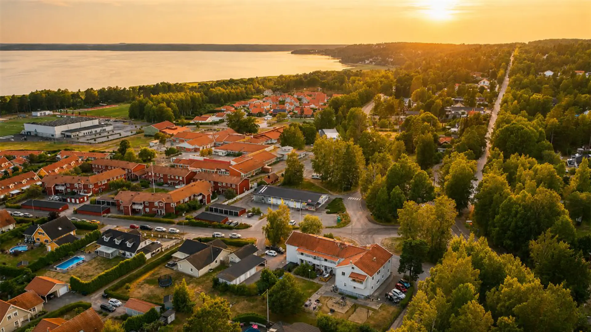 Solnedgång över Hembygdens fastigheter.