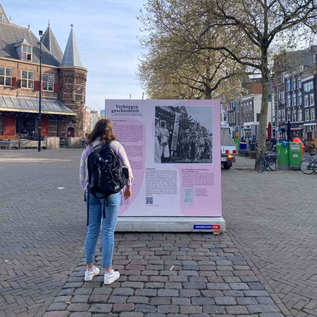 Bezoeker bij de installatie Verborgen Geschiedenis op de Nieuwmarkt