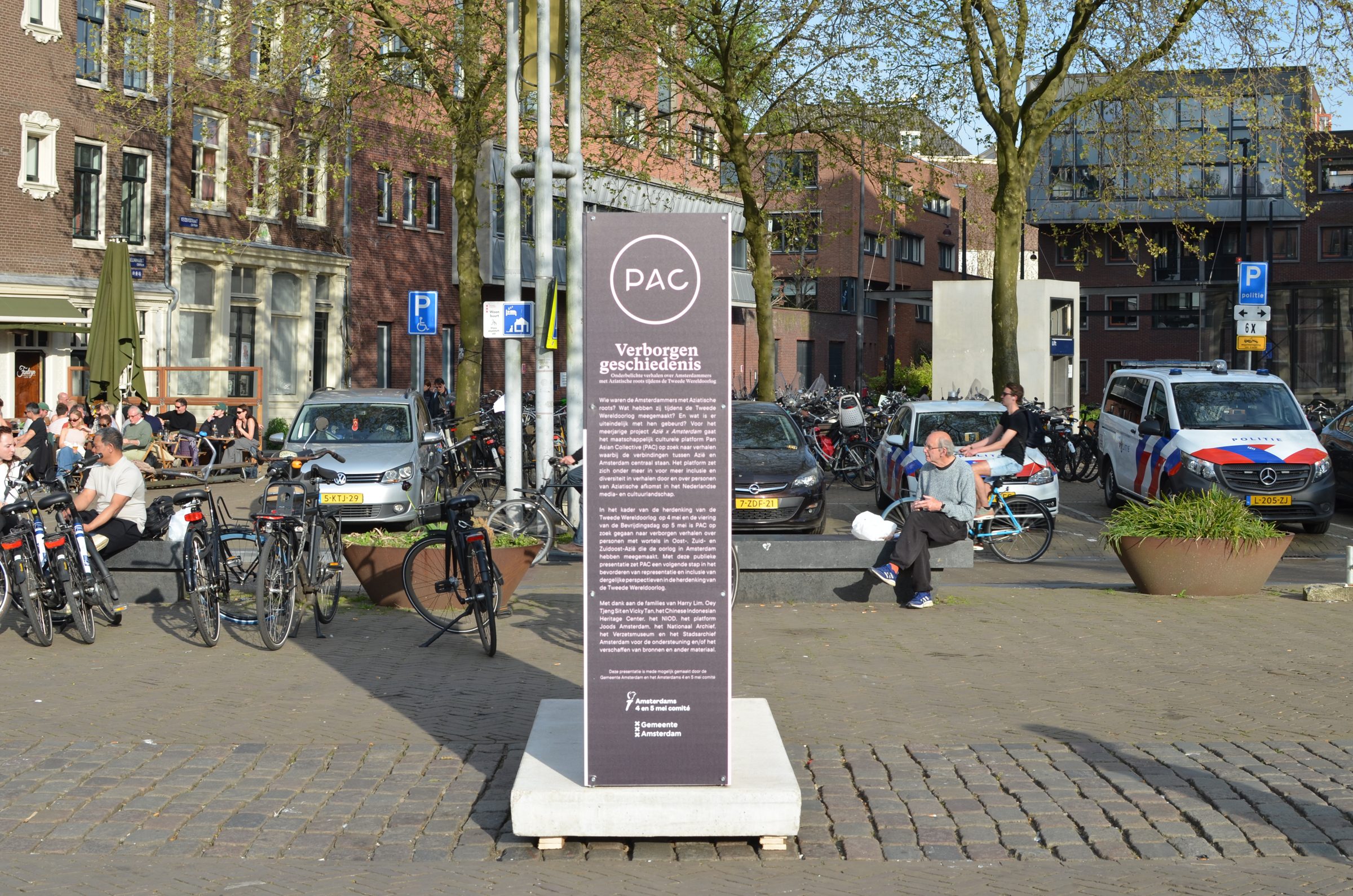 Zijkant van de installatie Verborgen Geschiedenis op de Nieuwmarkt