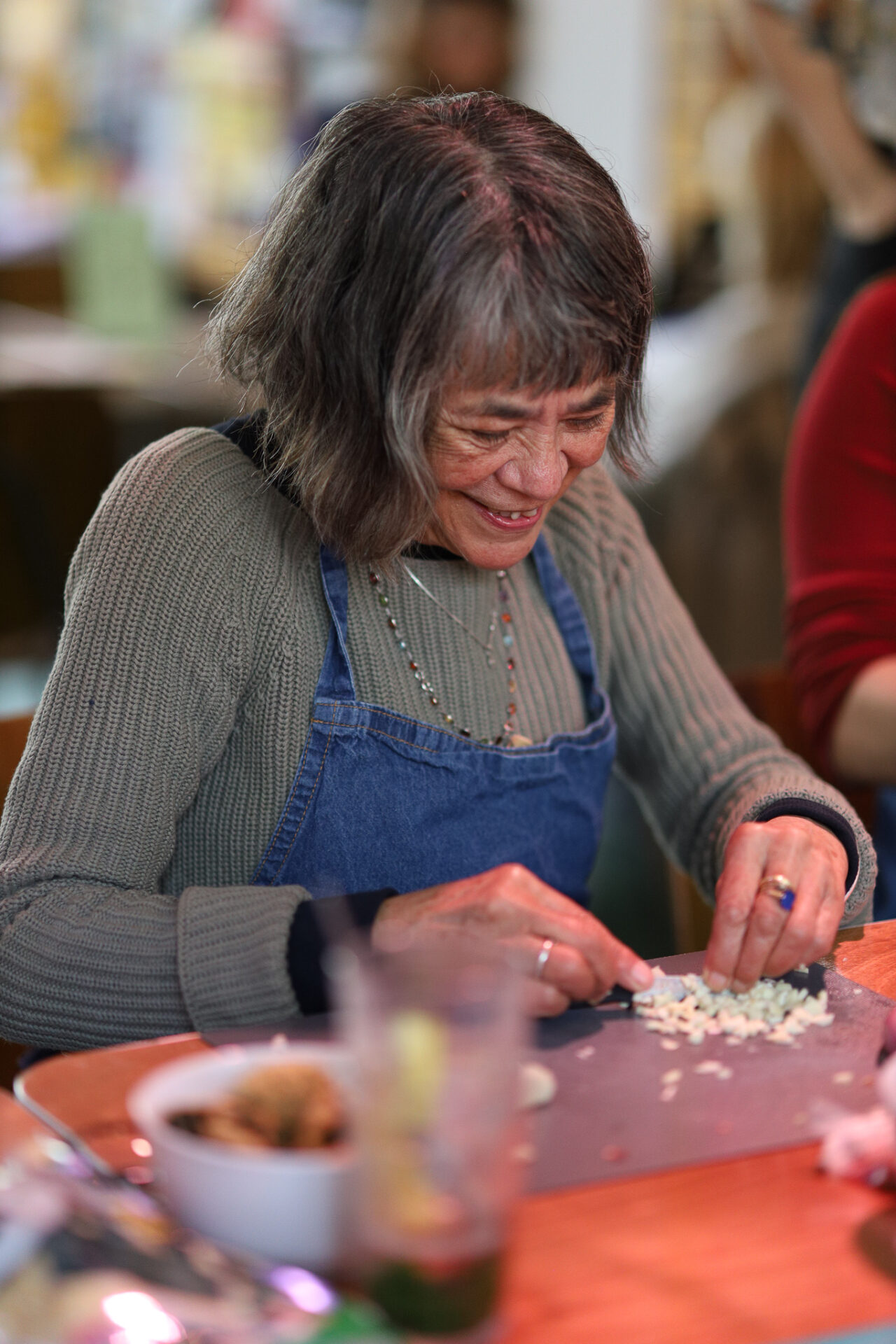 Pao laat deelnemers de chili-olie proeven