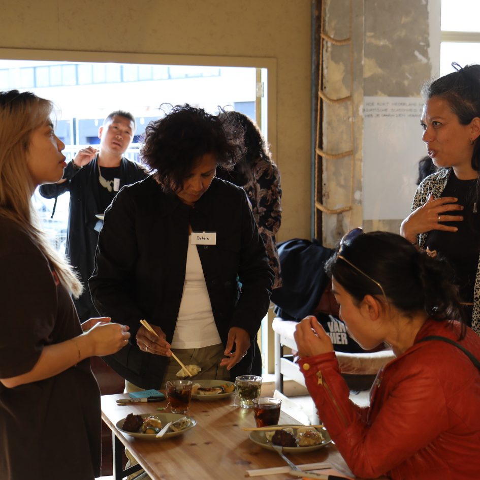 Deelnemers aan tafel tijdens een Dim Sum Sessie