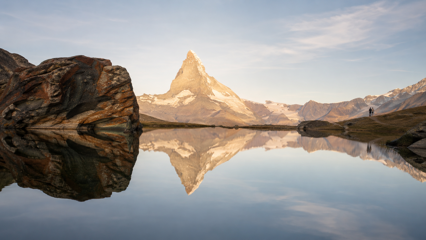 Le mont Cervin se reflétant parfaitement sur les eaux calmes du lac Riffelsee au matin.
