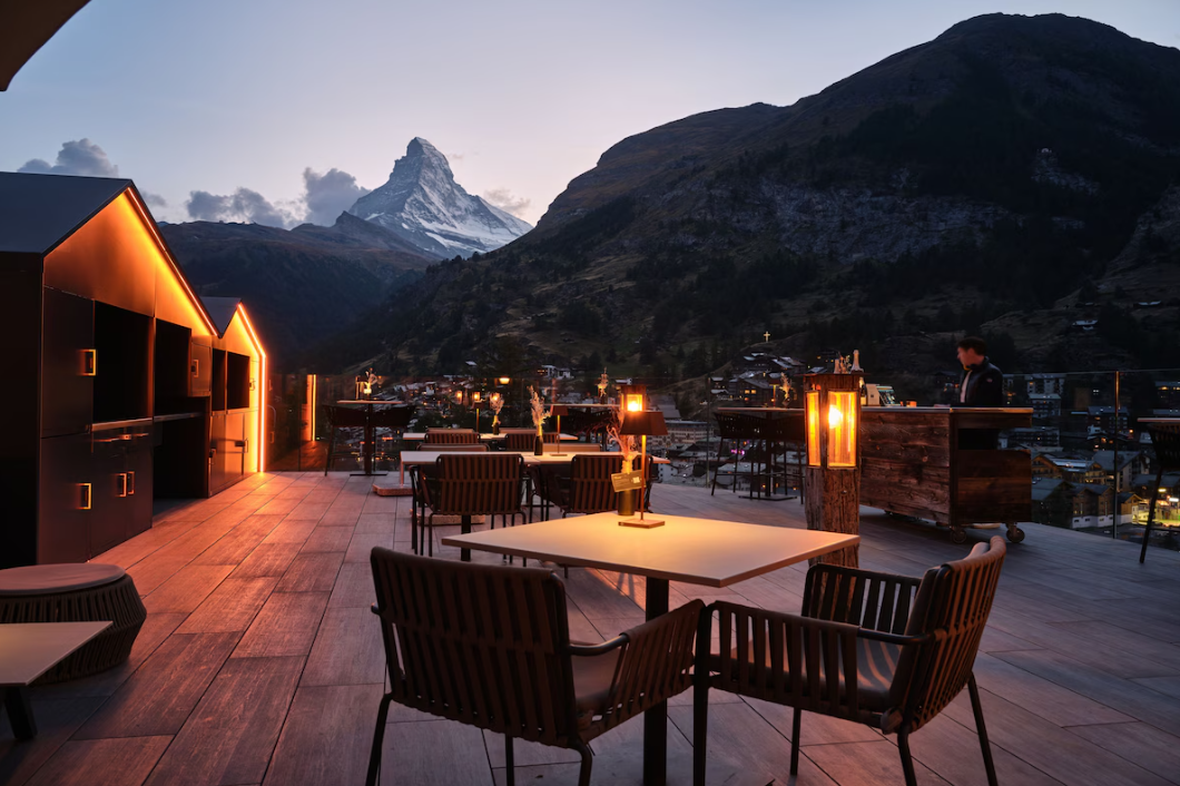 Ambiance feutrée et bougies de nuit sur la terrasse du Boutique Hôtel Schönegg surplombant Zermatt.
