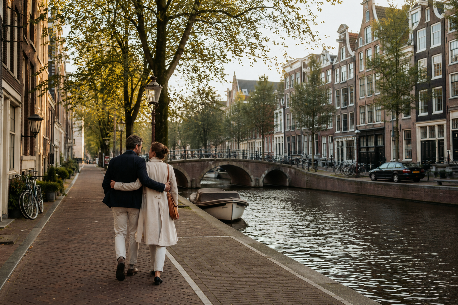 Couple marchant le long d’un canal à Amsterdam pendant un week-end de trois jours