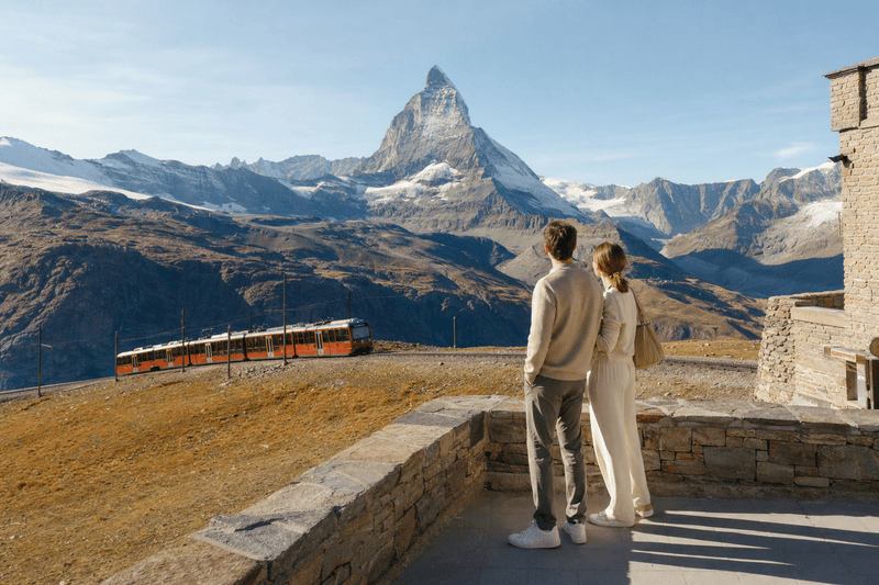 Couple admirant le Cervin près du train panoramique du Gornergrat