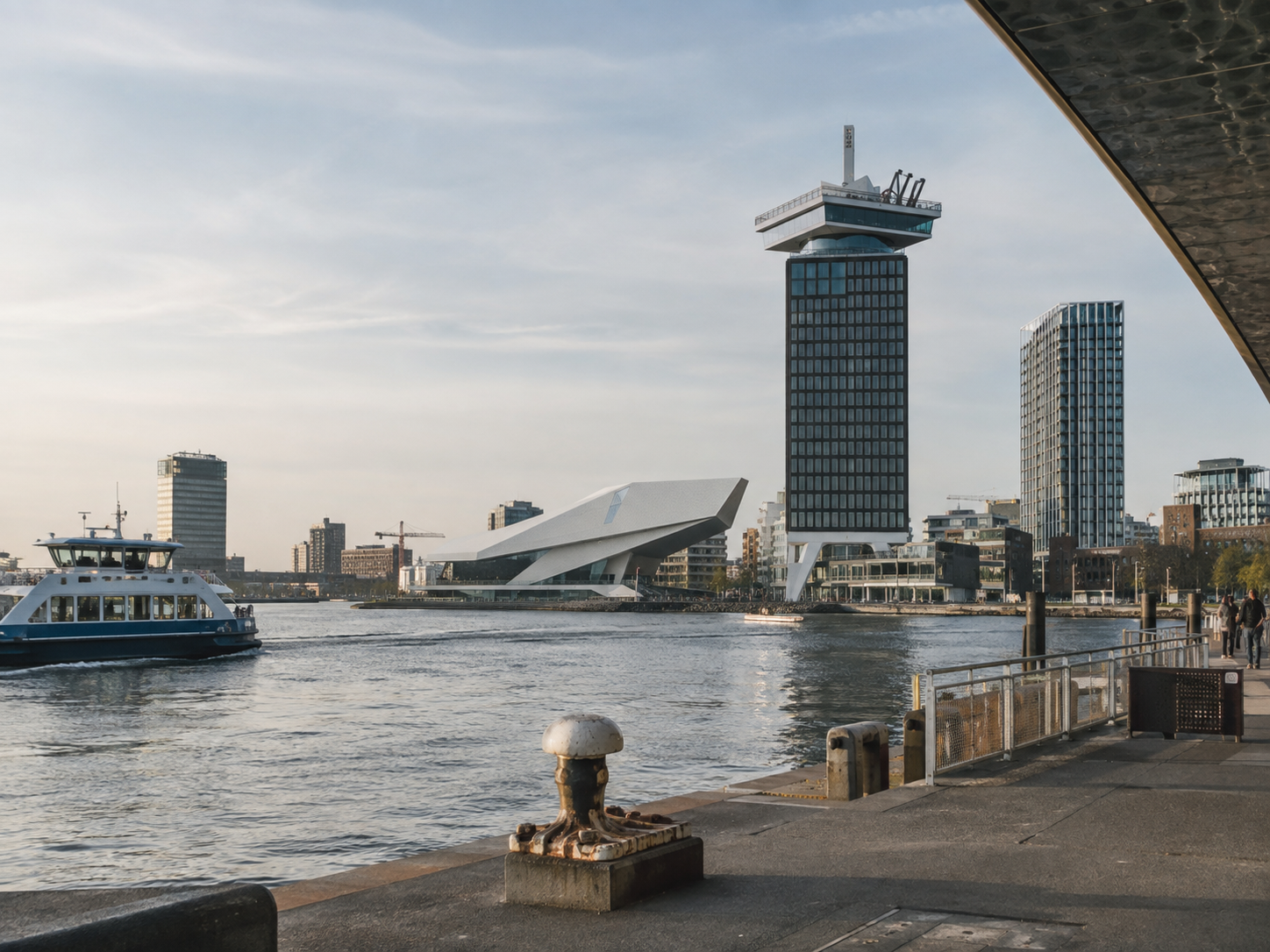 A’DAM Tower, EYE Filmmuseum et ferry sur l’IJ à Amsterdam Noord.