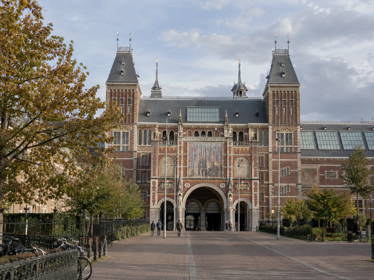 Façade principale du Rijksmuseum à Amsterdam avec son passage central.