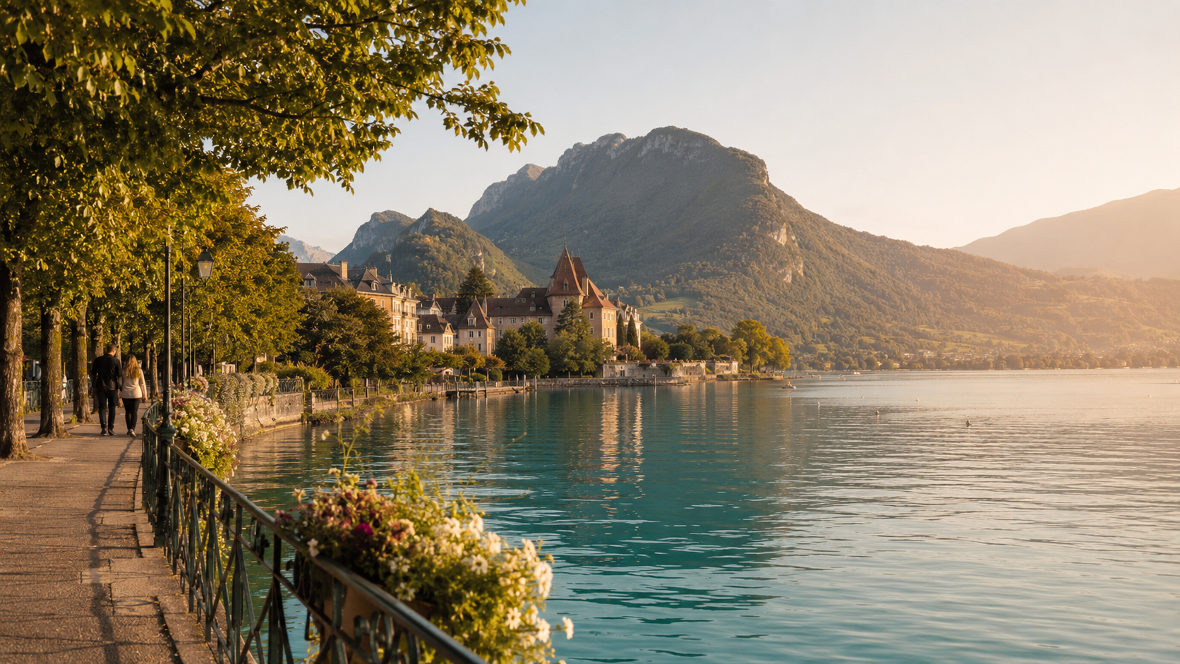 Annecy entre vieille ville, lac et montagnes.