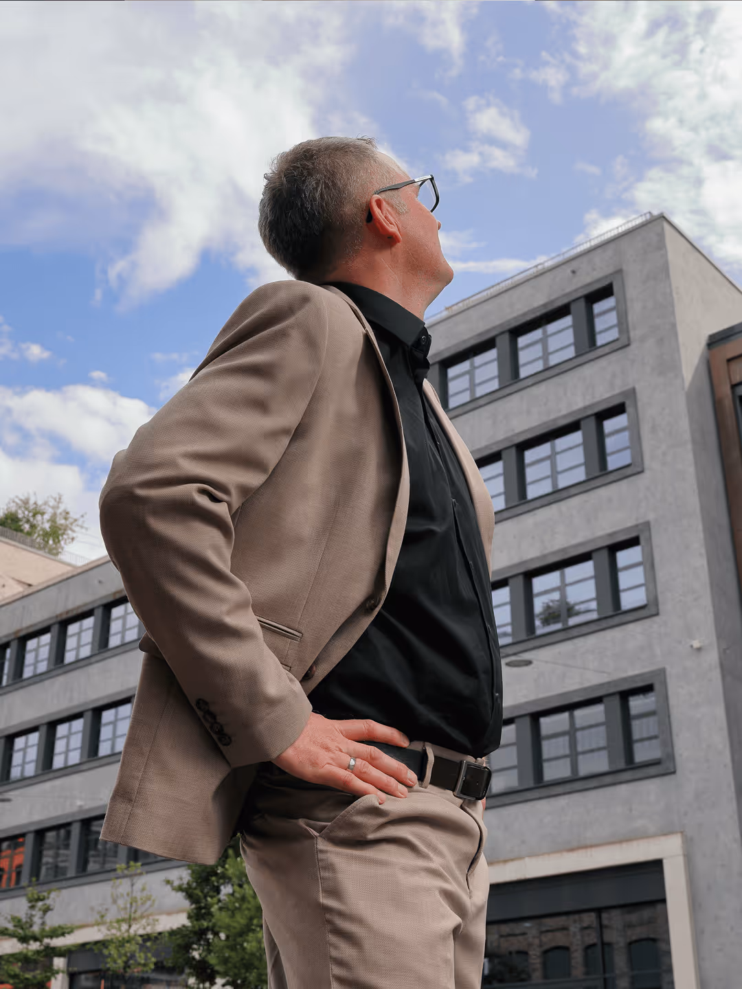 Ein Mann der in den Himmel schaut