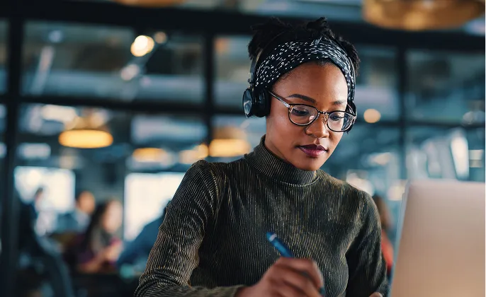 Support agent wearing a headset using a laptop