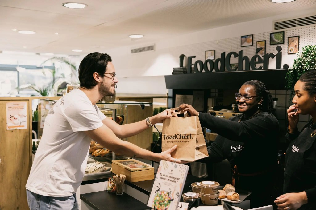 Un collaborateur retire sa commande FoodChéri au comptoir de son entreprise