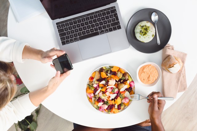 Salariés qui prennent leur pause-déjeuner FoodChéri devant leur ordinateur