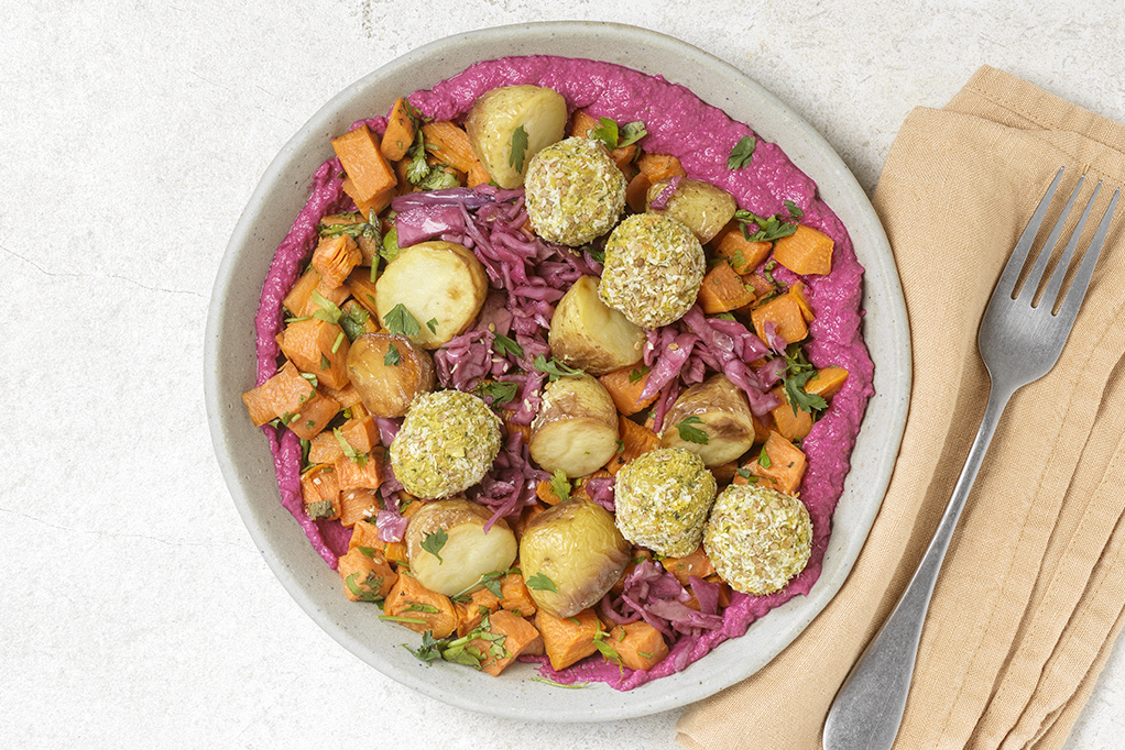 Bowl avec des falafels de l'atelier V*, des patates douces, un houmous de betterave & les pickles de chou rouge Mazette!