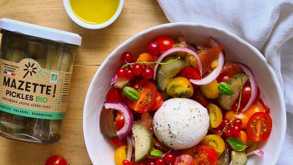 Salade tomates cerises & burrata avec des pickles Mazette!