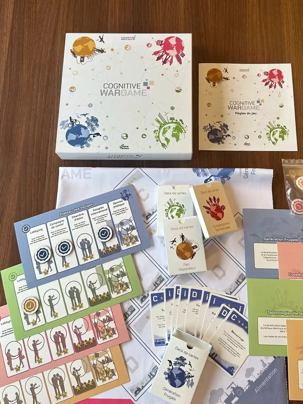 Contenu du jeu Cognitive Wargame : boîte, règles du jeu, plateau et decks de cartes des quatre scénarios
