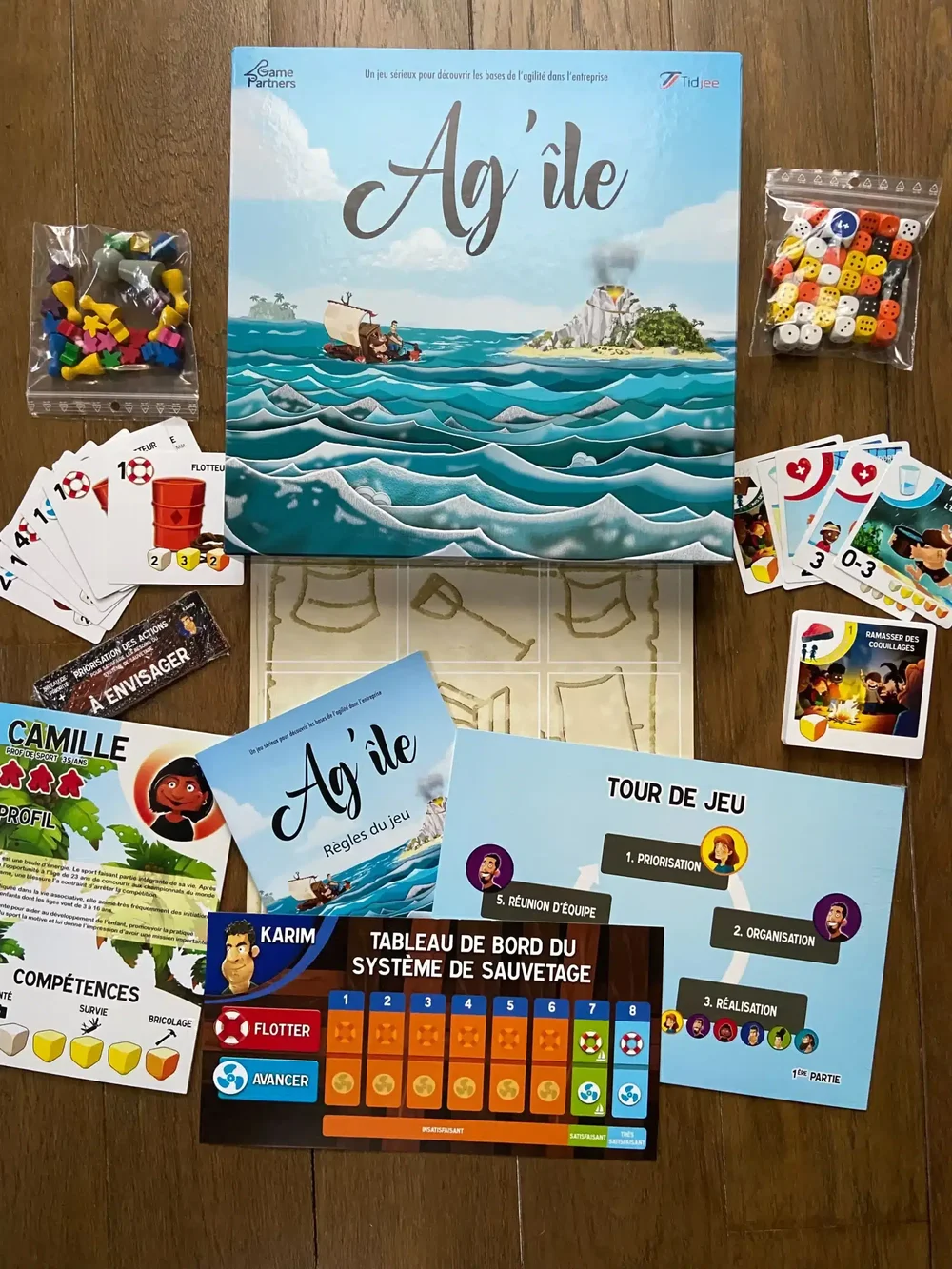 Contenu complet du jeu AG'ILE : boîte, plateau, cartes profils et tableau de bord du système de sauvetage