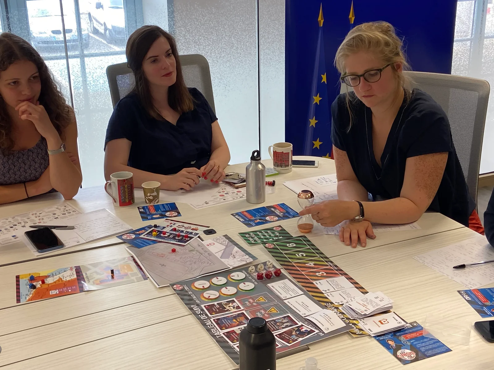 Séance de jeu sérieux en institution avec plateau et cartes