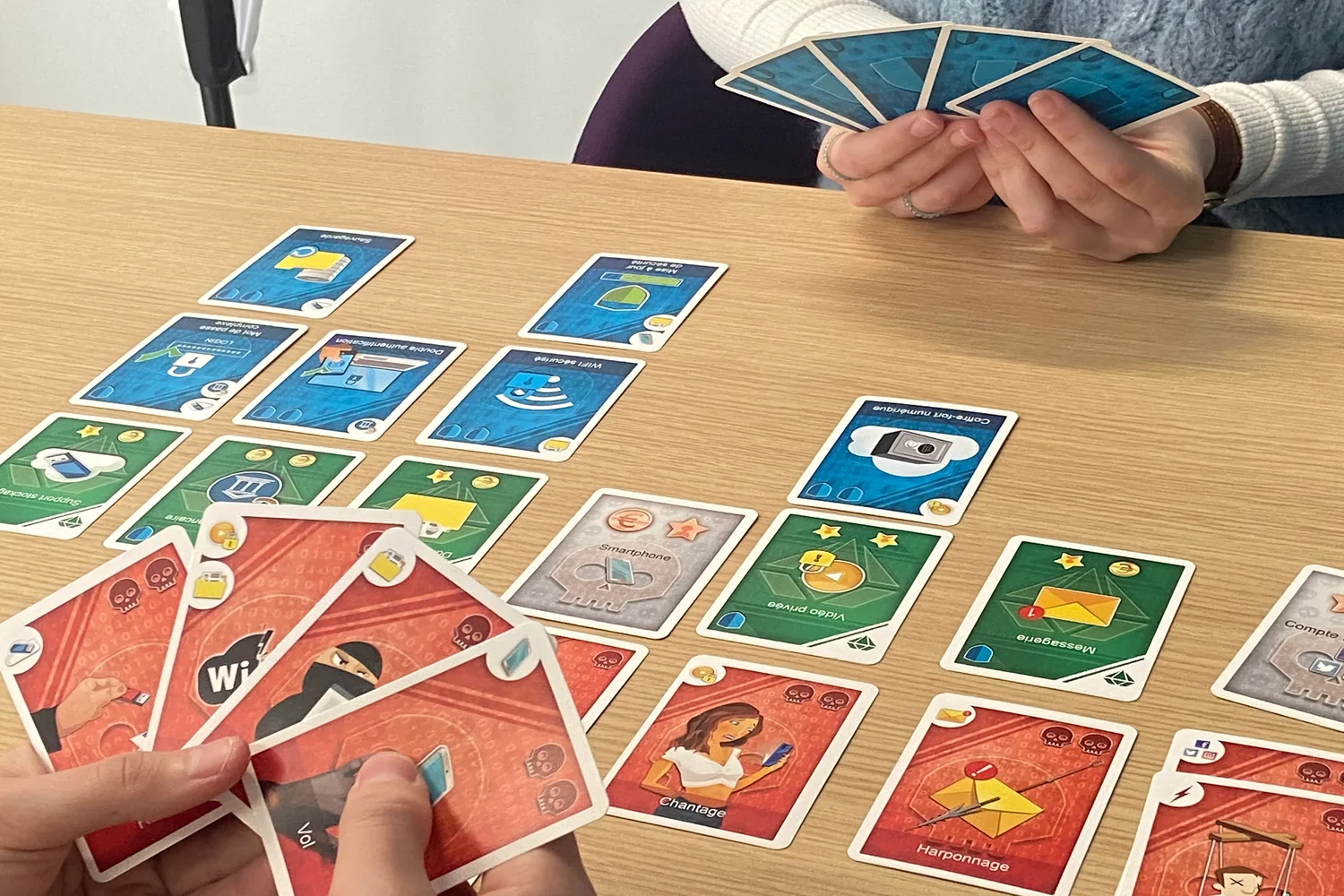 Partie de cartes d'un jeu sérieux sur les usages numériques