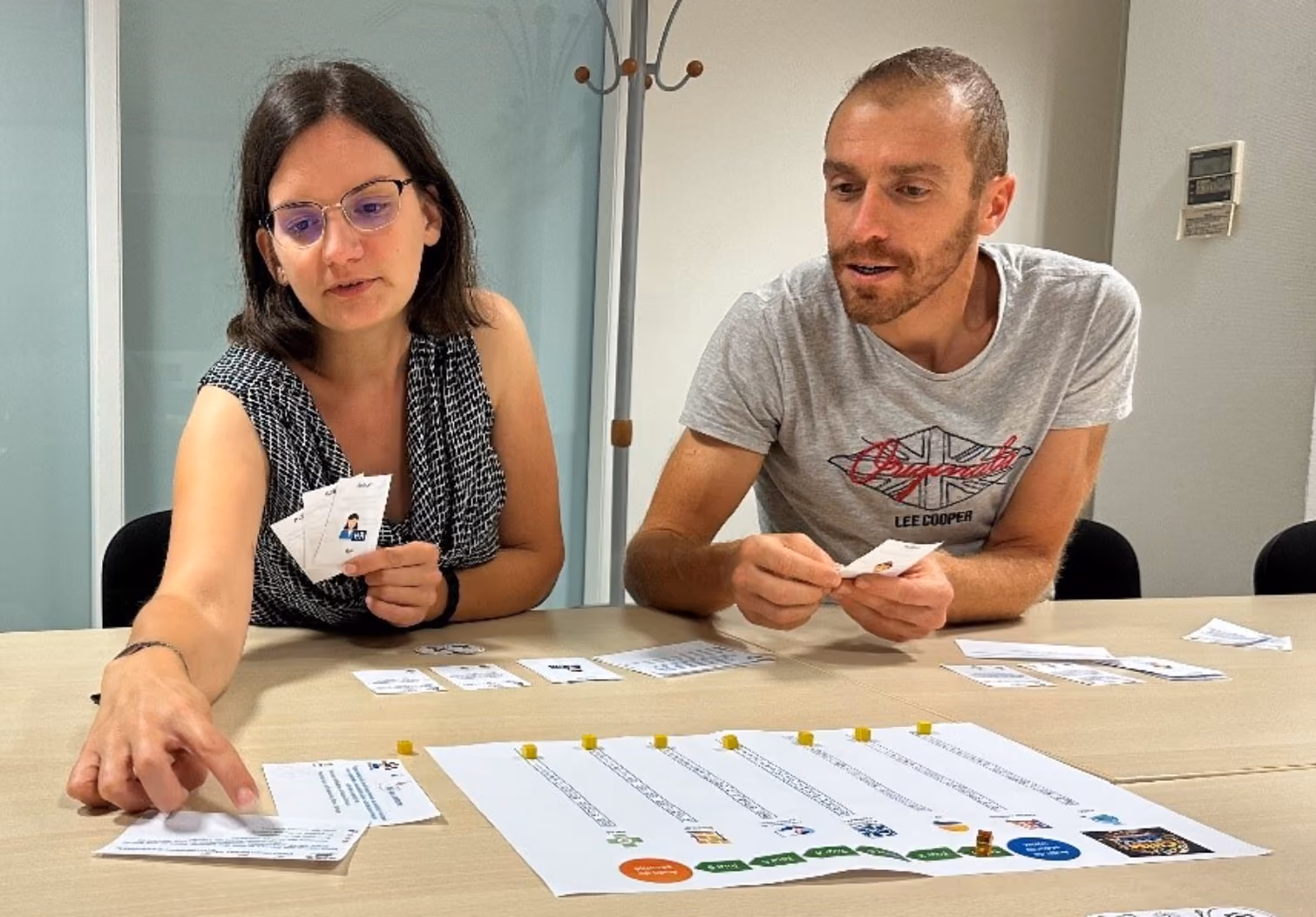 Trois joueurs en partie de Mission Renouvelable, jeu destiné aux 10-18 ans