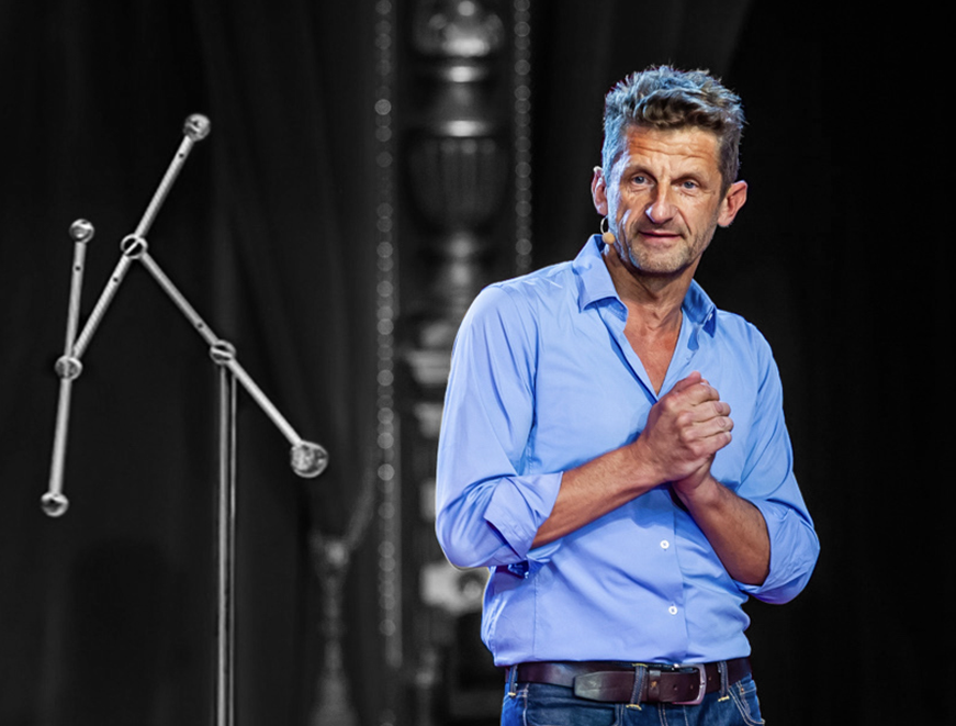 Ralph Goldschmidt mit dem Pendel auf der Bühne