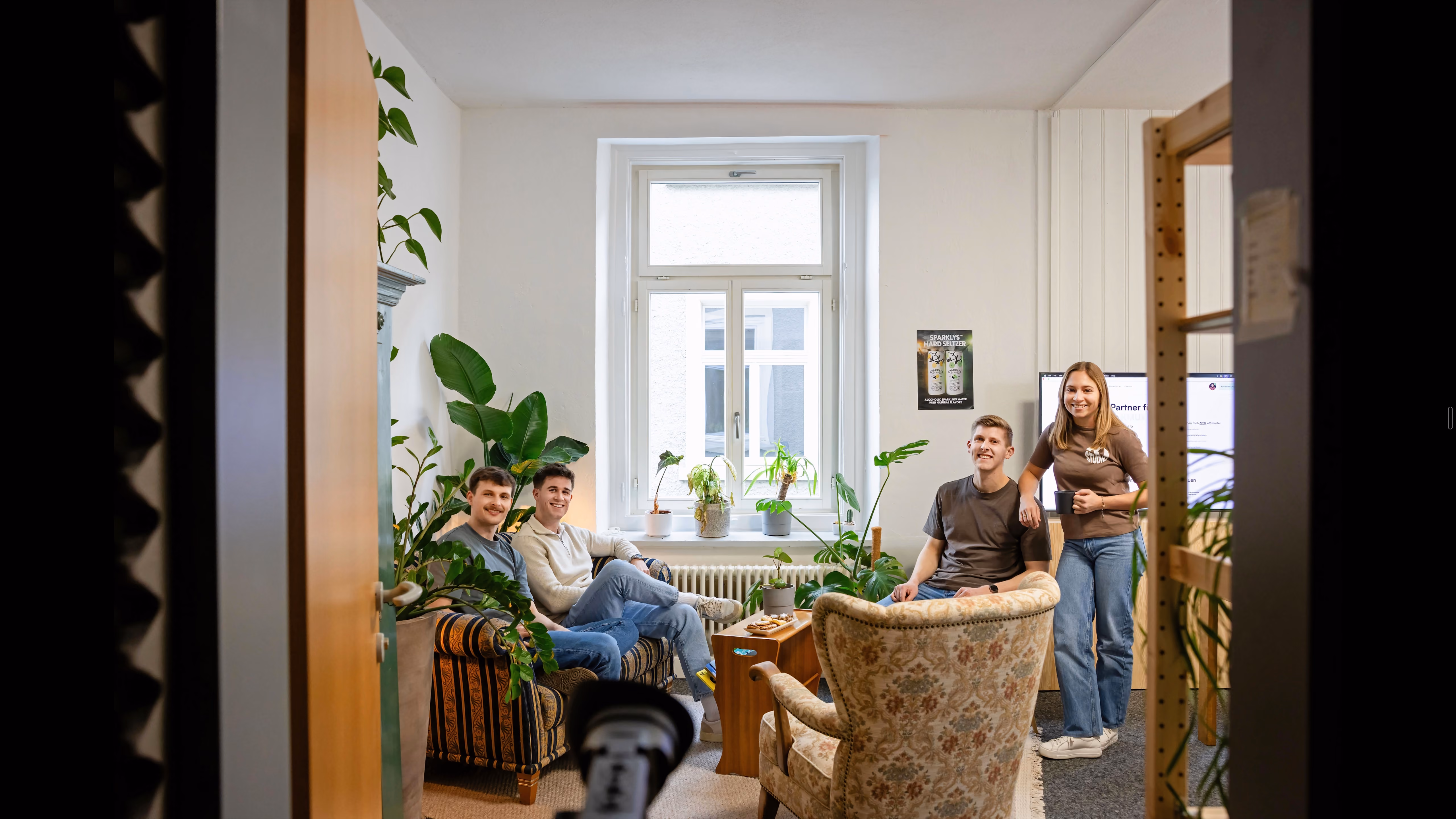 Vier Personen aus dem Team des KI-Studios im Büro