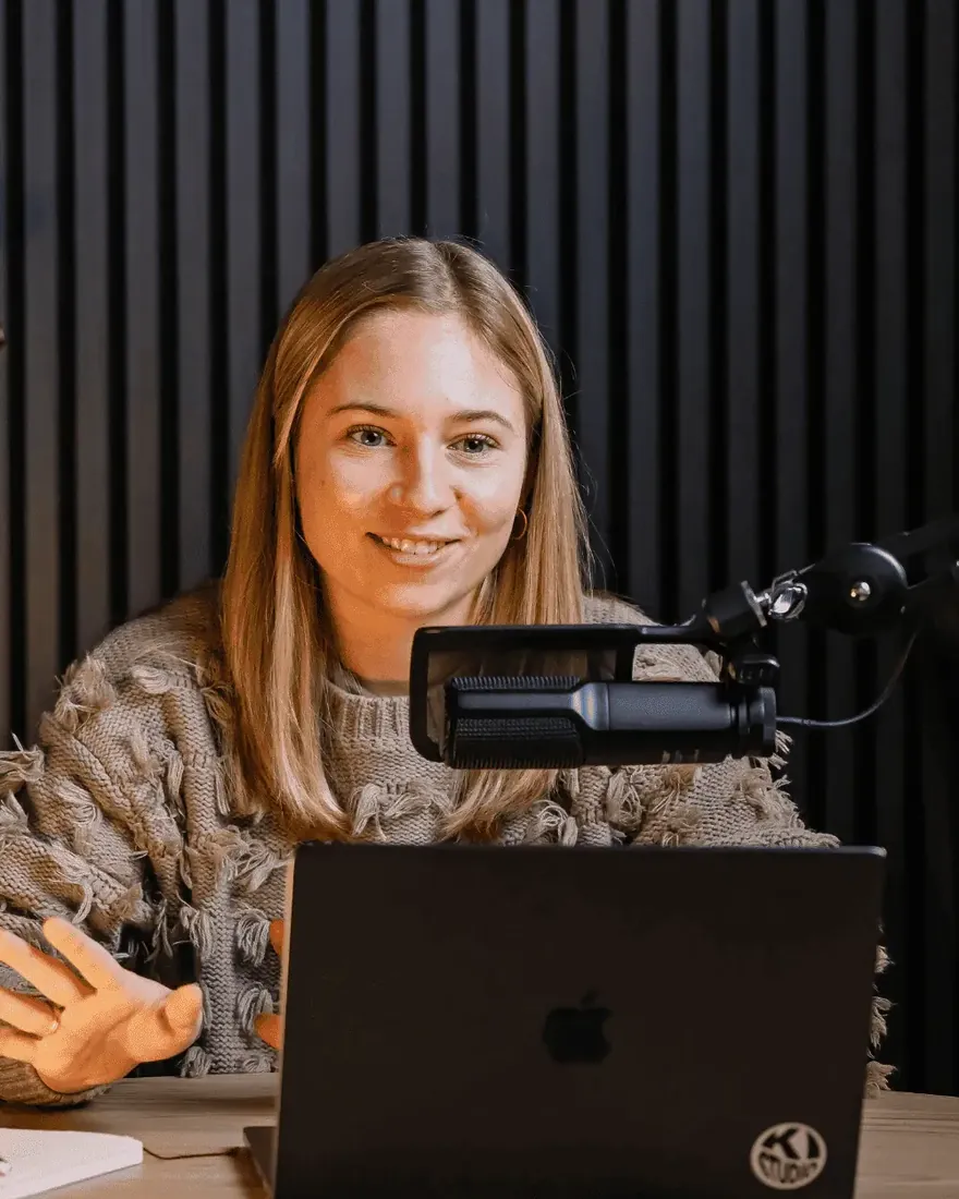 Alessia bei einer E-Learning-Aufnahme