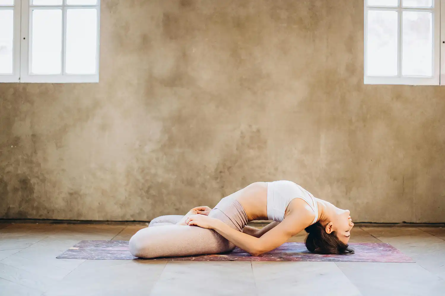 Étirements yoga au sol, routine matinale pour réveil musculaire et souplesse.