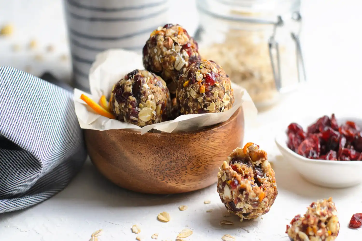 Bowl en bois avec energy balls protéinées, oats et fruits secs pour collation sportive rapide