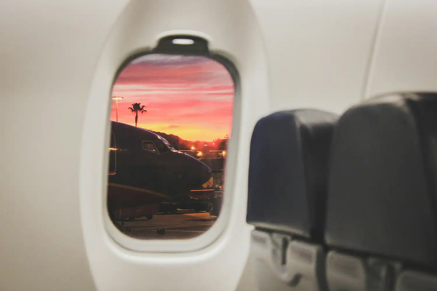 Coucher de soleil vue avion atterrissage aéroport détente voyage bien-être