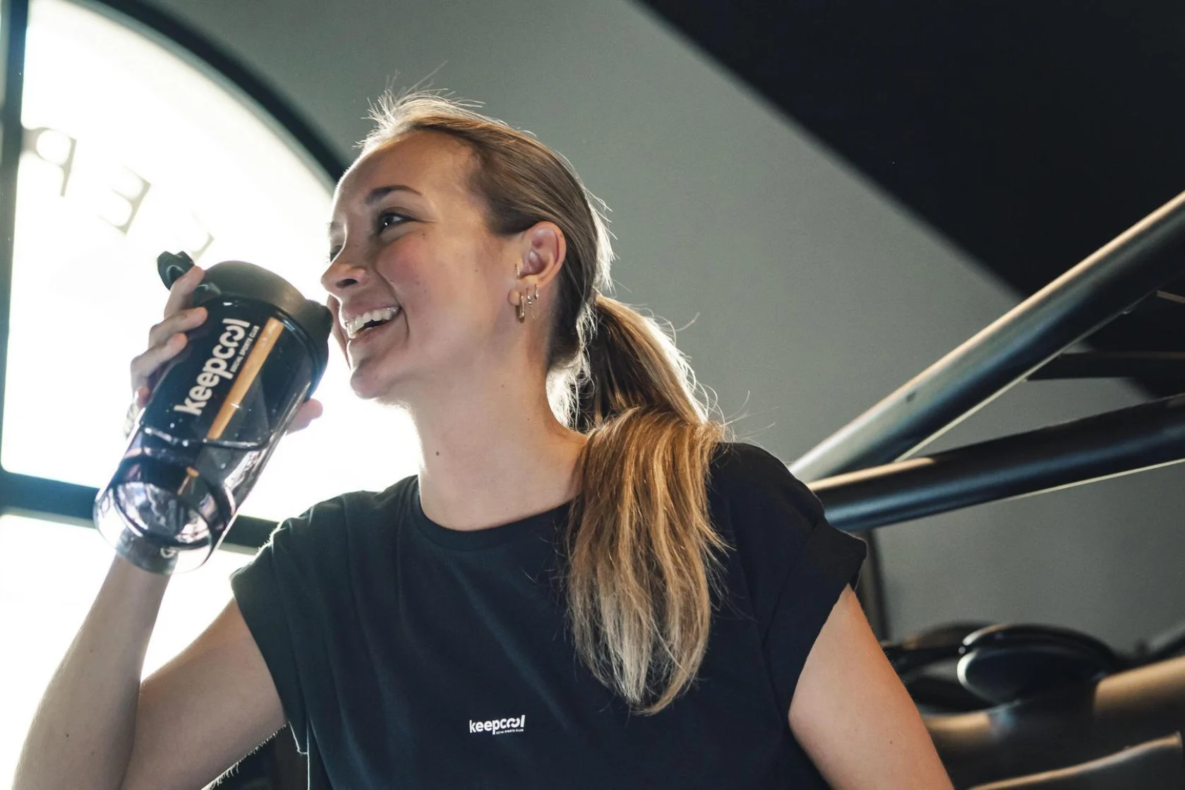 Sportive boit eau après entraînement salle Keepcool