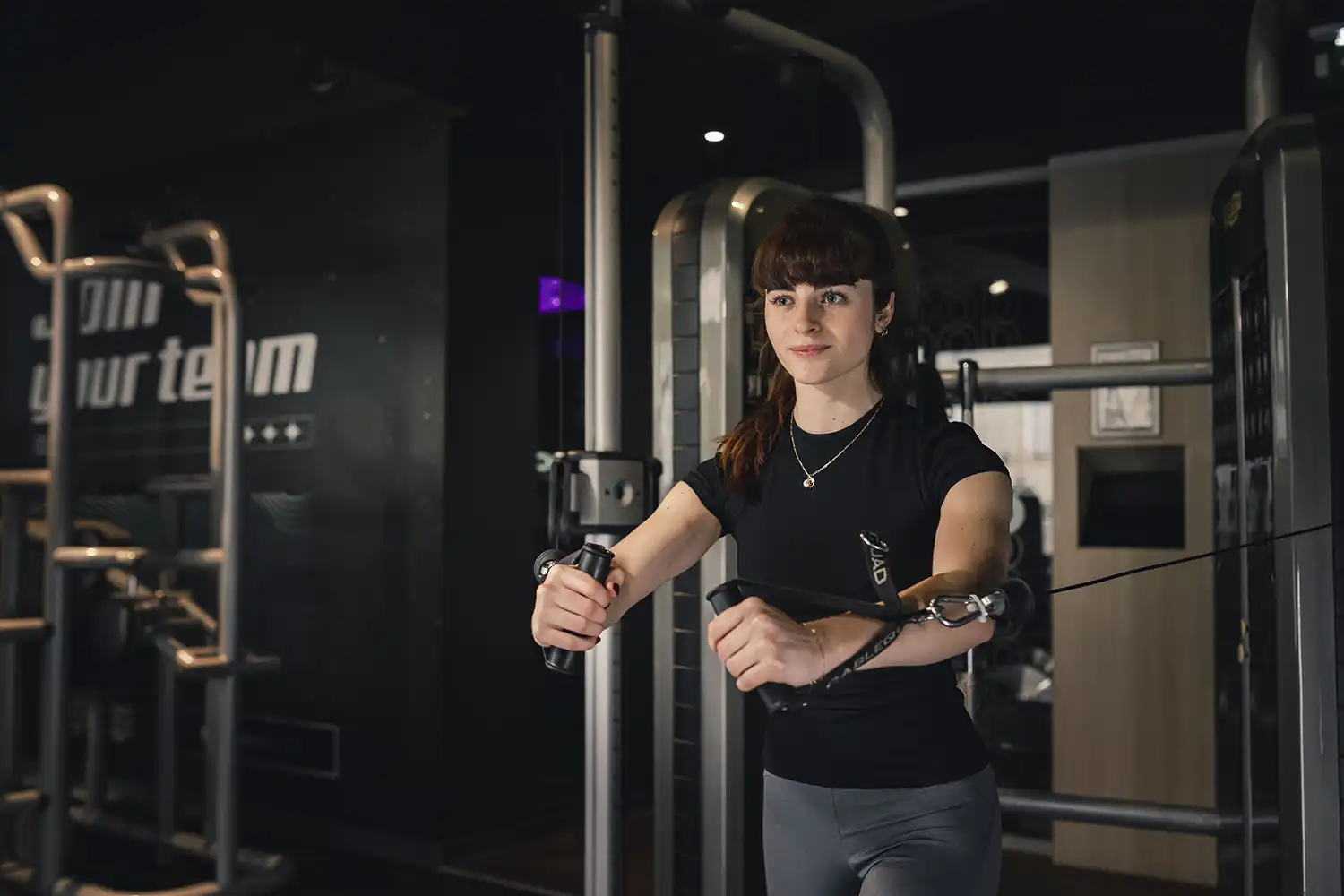 Femme utilisant machine cardio musculation salle Keepcool