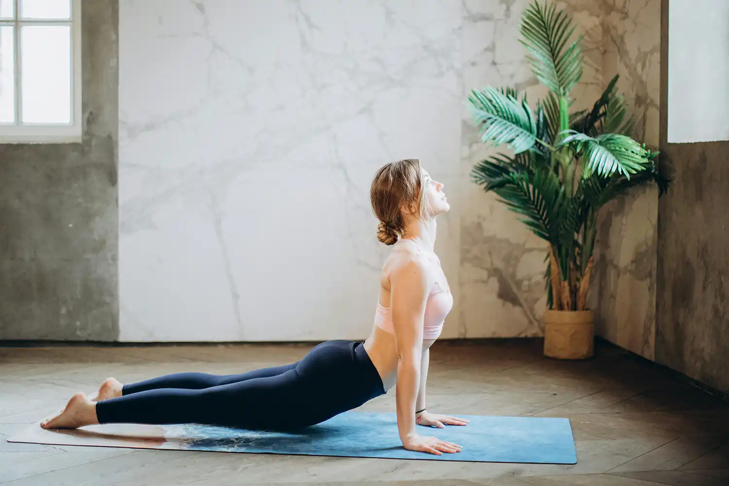 Yoga souplesse posture étirement planche équilibre tapis salle sport